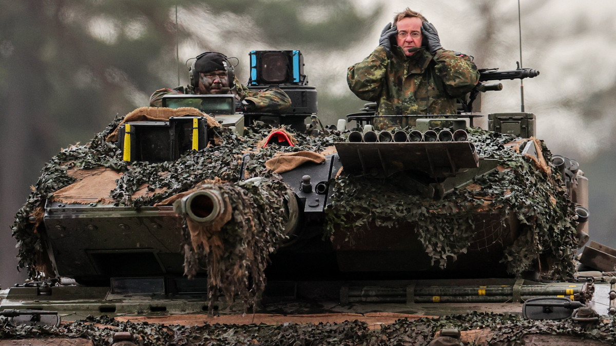 Boris Pistorius német védelmi miniszter (j) egy Leopard 2A6 harckocsin a német hadsereg 203-as harckocsizó-zászlóaljánál, az augustdorfi Rommel tábornagy laktanyában tett látogatásán 2023. február 1-jén. A kormány döntése szerint Németország 14 Leopard 2A6 tankot szállít az orosz támadás ellen védekező Ukrajnának, ezért a közelmúltban kinevezett Pistoriusnak bemutatják a típus képességeit.