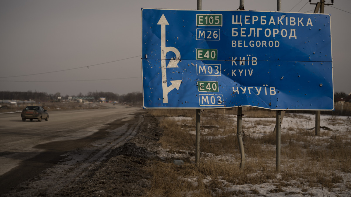 Golyók lyuggatta útjelző tábla a Belgorod orosz városba vezető út mentén a kelet-ukrajnai Harkiv nagyváros peremén 2023. február 24-én, az Oroszország által Ukrajna ellen indított háború első évfordulóján.