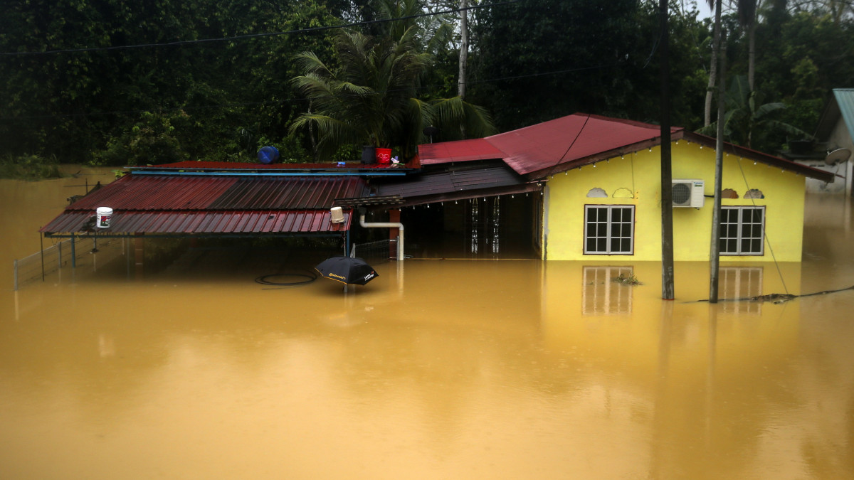 Árvízben álló ház a malajziai Johor tartománybeli Segamatbban 2023. március 3-án. Az elmúlt napok heves esőzései miatt a térség négy államából több mint 33 ezer embert menekítettek ki otthonából.