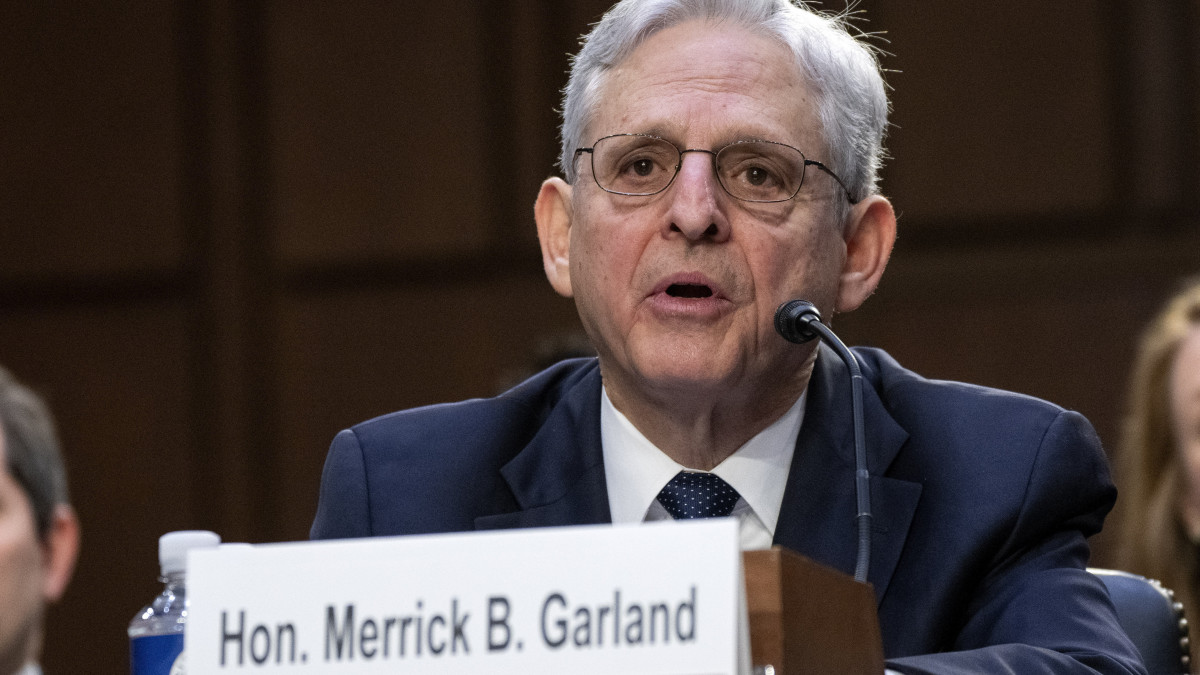 Merrick Garland amerikai igazságügyi miniszter a minisztériumáról rendezett szenátusi meghallgatáson a washingtoni Capitoliumban 2023. március 1-jén.