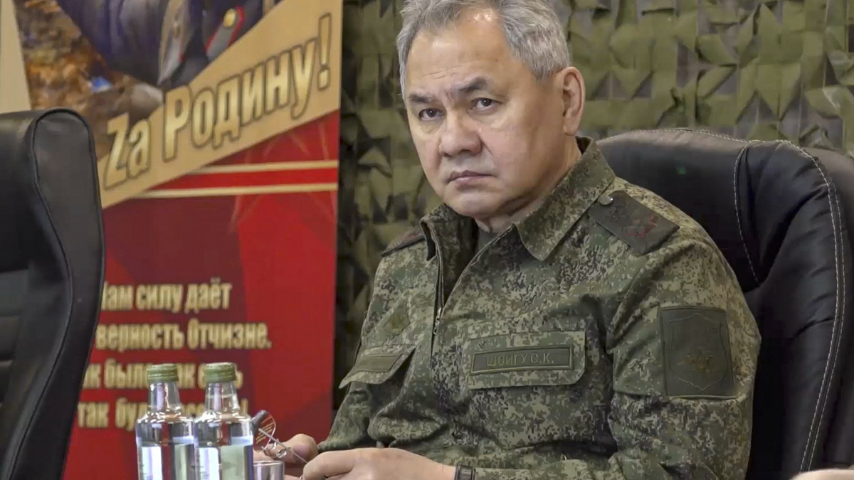 Az orosz védelmi minisztérium videóról készült felvétele Szergej Sojgu orosz védelmi miniszterről az Ukrajna elleni háborúban harcoló orosz katonai egységek egyik parancsnoki állásán, a kelet-ukrajnai frontvonalon, Donyecktől délre 2023. március 4-én.