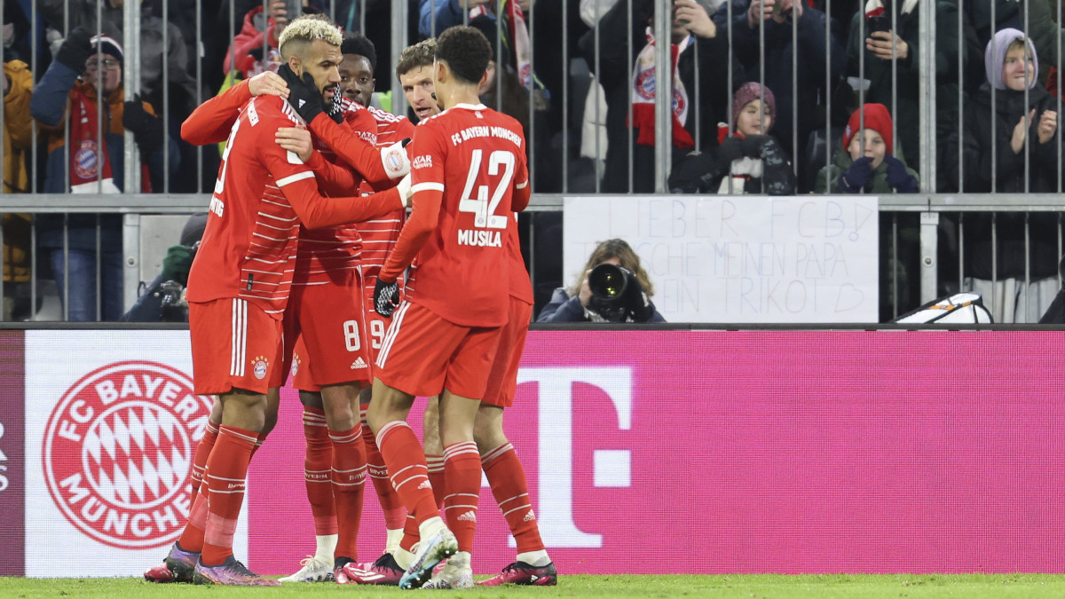 A Bayern München játékosai ünnepelnek, miután Eric Maxim Choupo-Moting megszerezte csapata első gólját a német első osztályú labdarúgó-bajnokság 22. fordulójában játszott Bayern München-Union Berlin mérkőzésen Münchenben 2023. február 26-án.