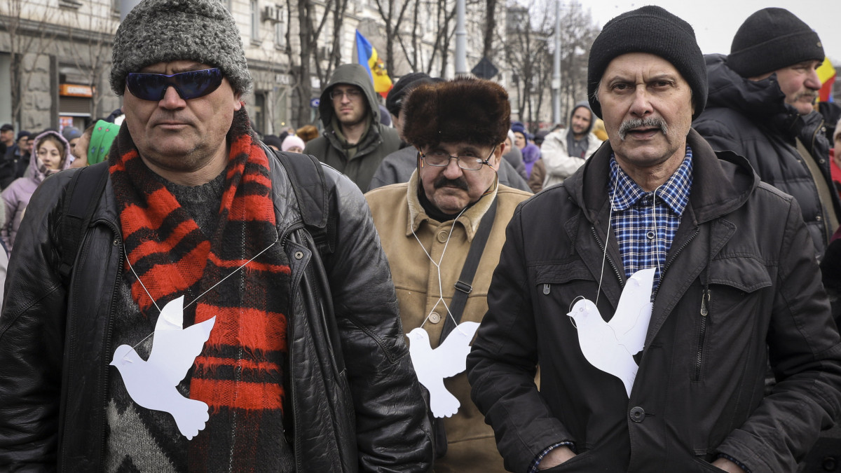 Résztvevők az ellenzéki, oroszbarátnak tartott SOR Pártnak az ország európai uniós integrációját támogató Dorin Recean kormányfő vezette kabinet és Maia Sandu elnök elleni tüntetésen Chisinauban 2023. február 28-án.