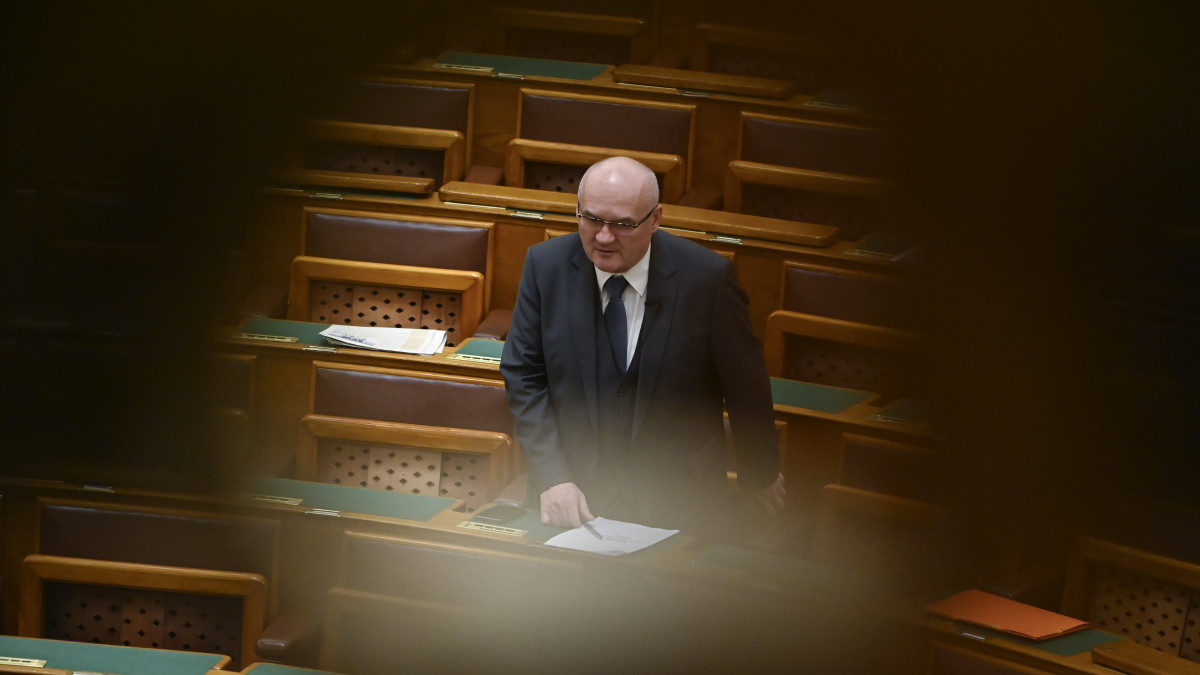 Hende Csaba, a Fidesz képviselője az Országgyűlés plenáris ülésén 2022. november 21-én.