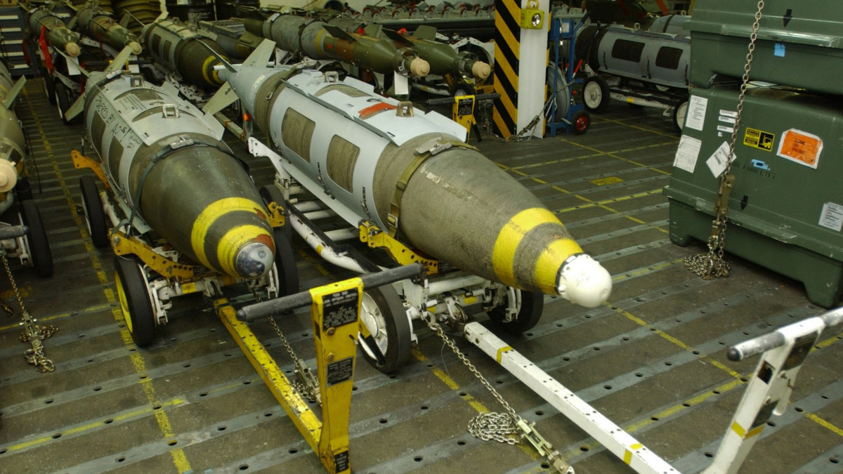 JDAM (Joint Direct Attack Munition, Egységes Közvetlen Támadó Lőszer) egy GPS-irányítású siklóbomba, Forrás: Wikipédia