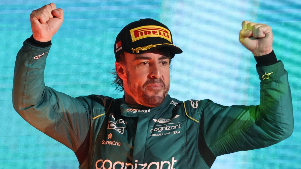 A harmadik helyezett Fernando Alonso, az Aston Martin spanyol versenyzője a Forma-1-es autós gyorsasági világbajnokság szezonnyitó Bahreini Nagydíjának eredményhirdetésén a szahíri versenypályán 2022. március 5-én.