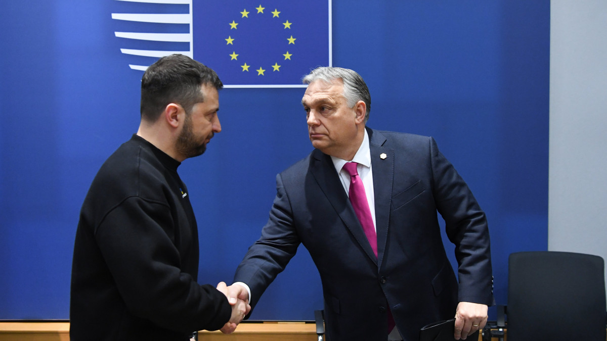 Az Európai Tanács által közreadott képen Orbán Viktor miniszterelnök (j) és Volodimir Zelenszkij ukrán elnök kezet fog az Európai Tanács kétnapos brüsszeli tanácskozásának helyszínén 2023. február 9-én.