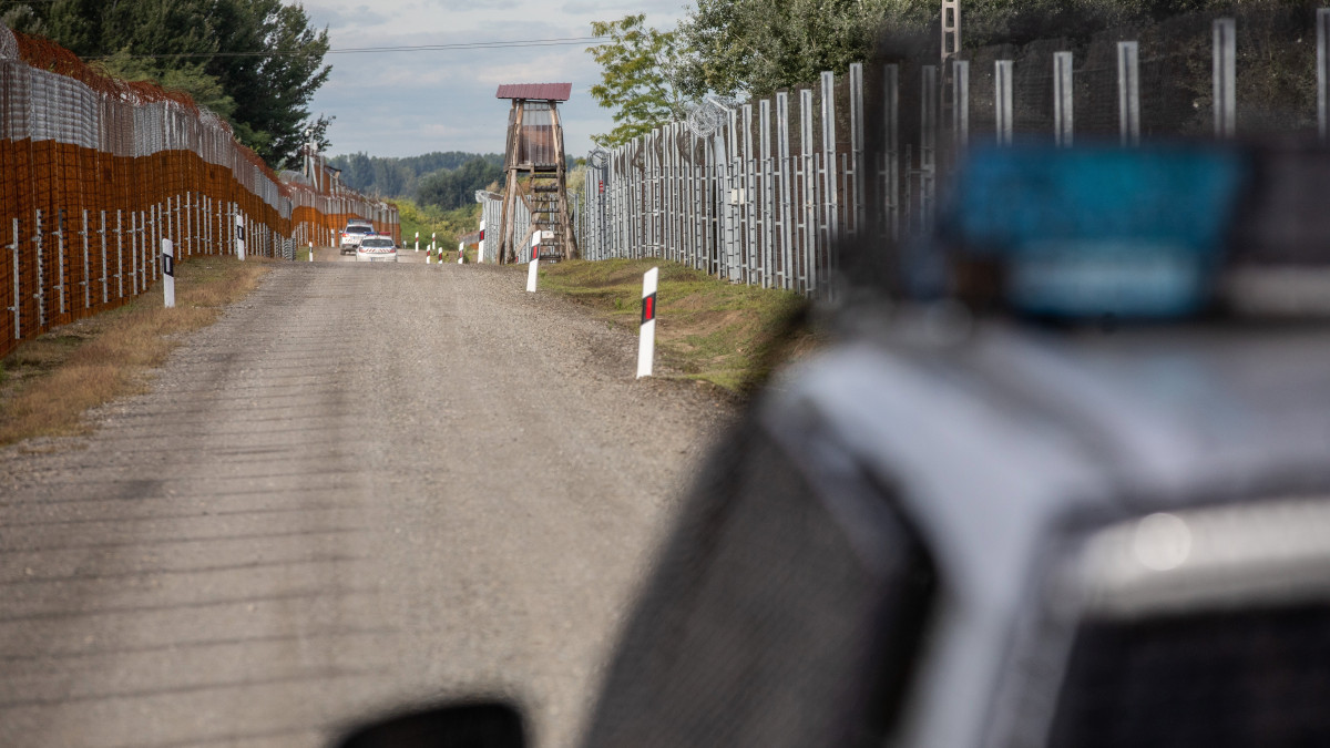 Határvadászok járőröznek a magyar-szerb határon, Röszke közelében 2022. szeptember 28-án. Ebben a hónapban megkezdődött a határvadászok szolgálata, fő feladatuk az államhatár őrzése és a jogellenes migráció megakadályozása.