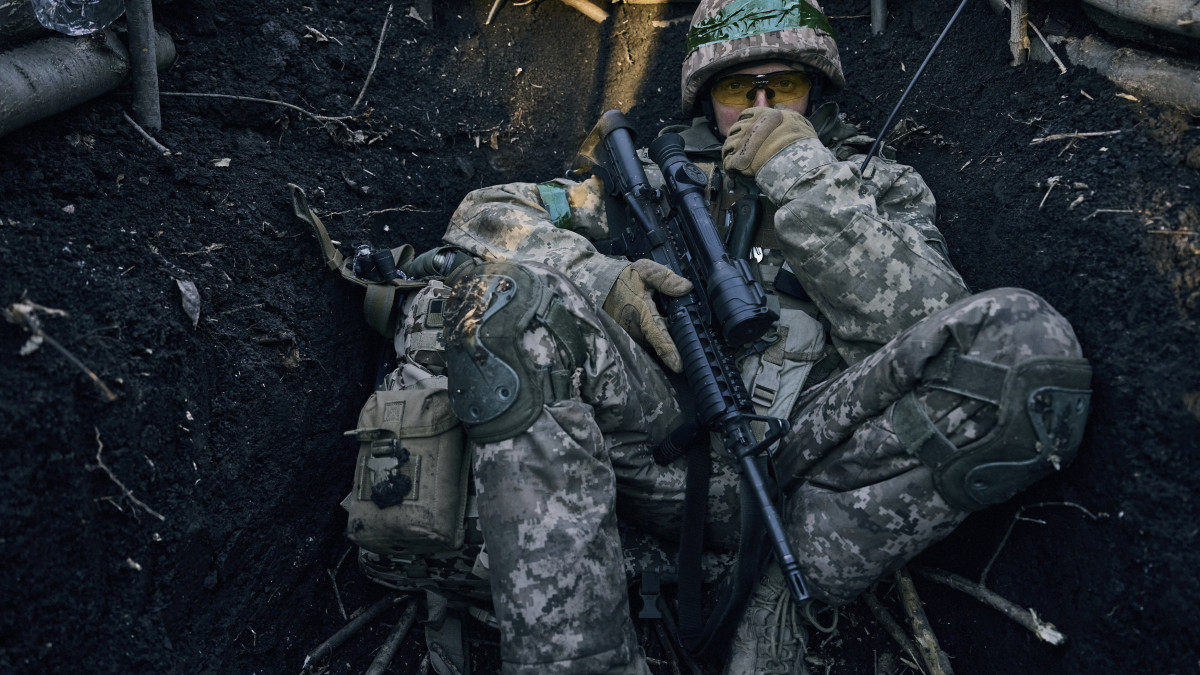 Ukrán katona ül egy lövészárokban a donyecki régióban fekvő, ostromgyűrűben lévő Bahmutban 2023. március 5-én. Bahmutot az ukrán védelmi erők tartják ellenőrzésük alatt, míg az orosz egységek erőiket a környező települések irányában történő támadó műveletek végrehajtására összpontosítják.