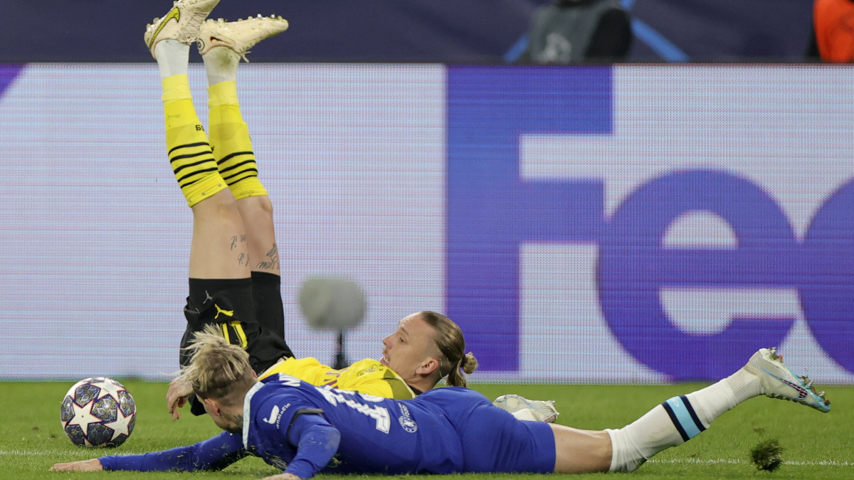 Marius Wolf, a Borussia Dortmund (a háttérben) és Mihajlo Mudrik, a Chelsea játékosa a labdarúgó Bajnokok Ligája nyolcaddöntőjének első, Borussia Dortmund-Chelsea mérkőzésén Dorrtmundban 2023. február 15-én.