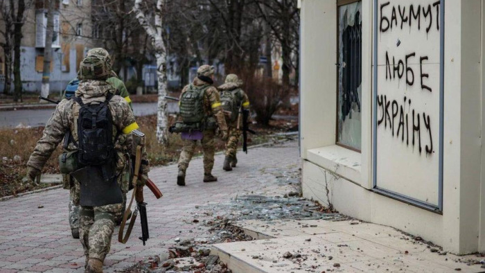 Brutális veszteségek Bahmutban: az ukránok nem adják fel, az oroszok nem állnak meg