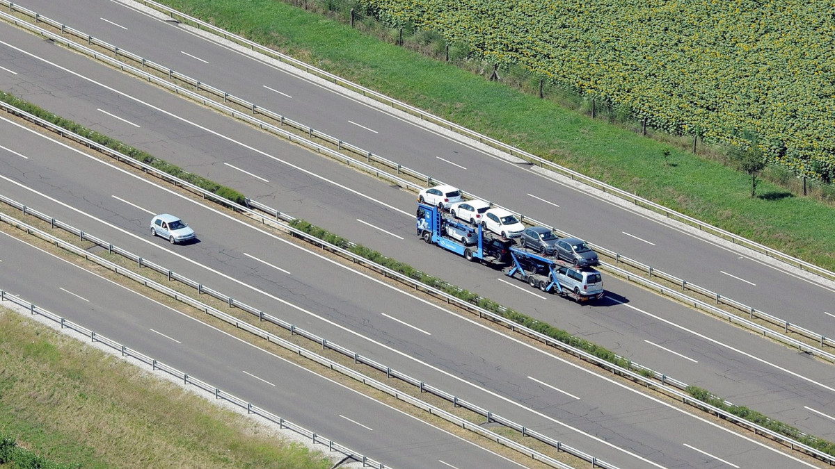 Debrecen, 2016. július 11. Egy személyautó és egy autószállító kamion halad az M3-as autópályát Debrecennel összekötő M35-ös autópálya debreceni szakaszán. MTVA/Bizományosi: Oláh Tibor
