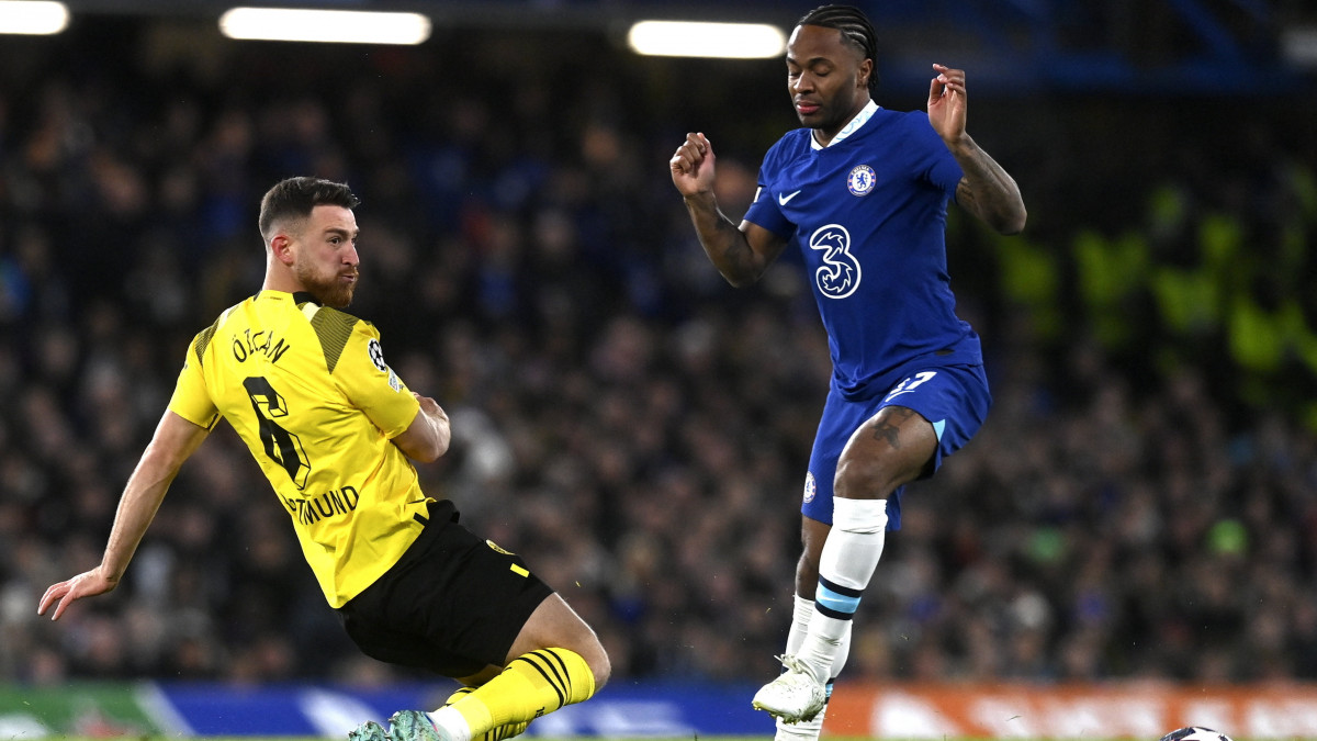 Raheem Sterling, a Chelsea (j) és Salih Özcan, a Dortmund játékosa a labdarúgó Bajnokok Ligája nyolcaddöntőjének Chelsea-Borussia Dortmund visszavágó mérkőzésén a londoni Stamford Bridge stadionban 2023. március 7-én.