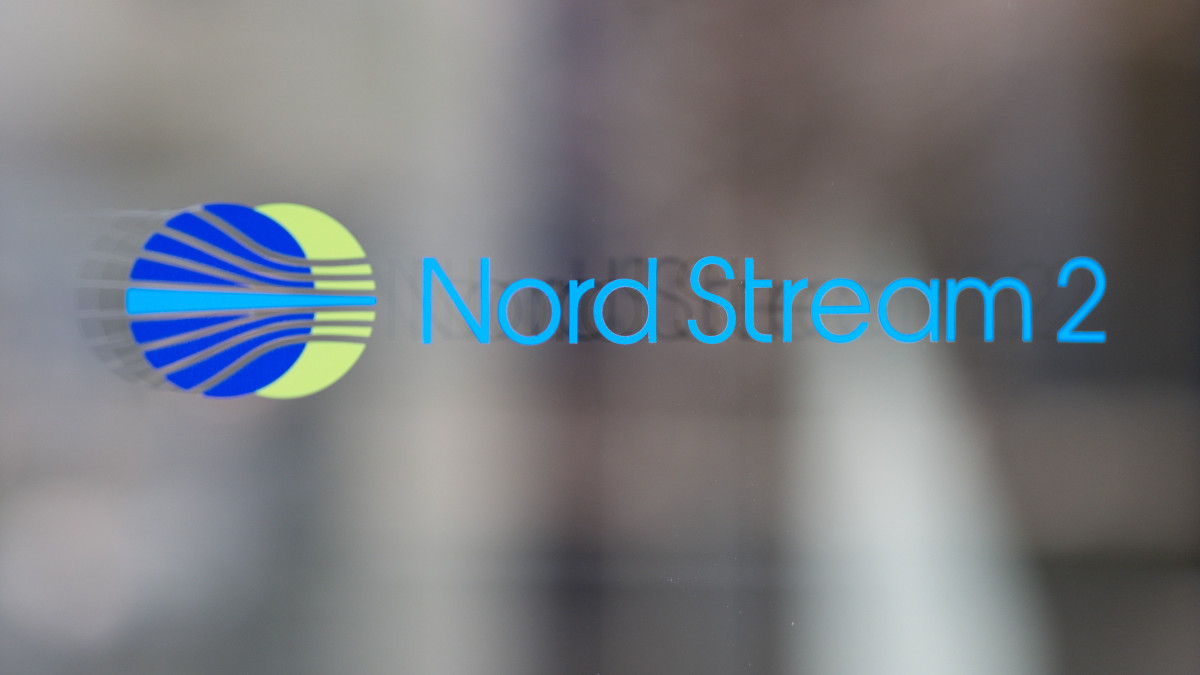 Az Északi Áramlat 2 (Nord Stream 2) elnevezésű, az Oroszországot Németországgal összekötő gázvezeték kivitelezéséért felelős vállalat logója a cég svájci székházának bejárati ajtaján, Zugban 2022. március 1-jén. Az Ukrajna elleni orosz támadást követő szankciók miatt a vállalat 140 embert bocsátott el. Vlagyimir Putyin orosz elnök február 24-én rendelte el katonai művelet végrehajtását Ukrajnában.