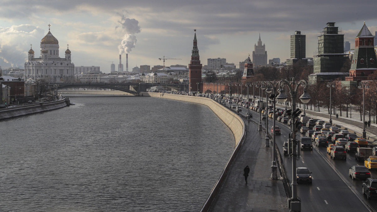A Moszkva folyó hótól megtisztított rakpartja a háttérben a Kremllel 2022. november 15-én, miután az előző nap és az éjjel havazott az orosz fővárosban.