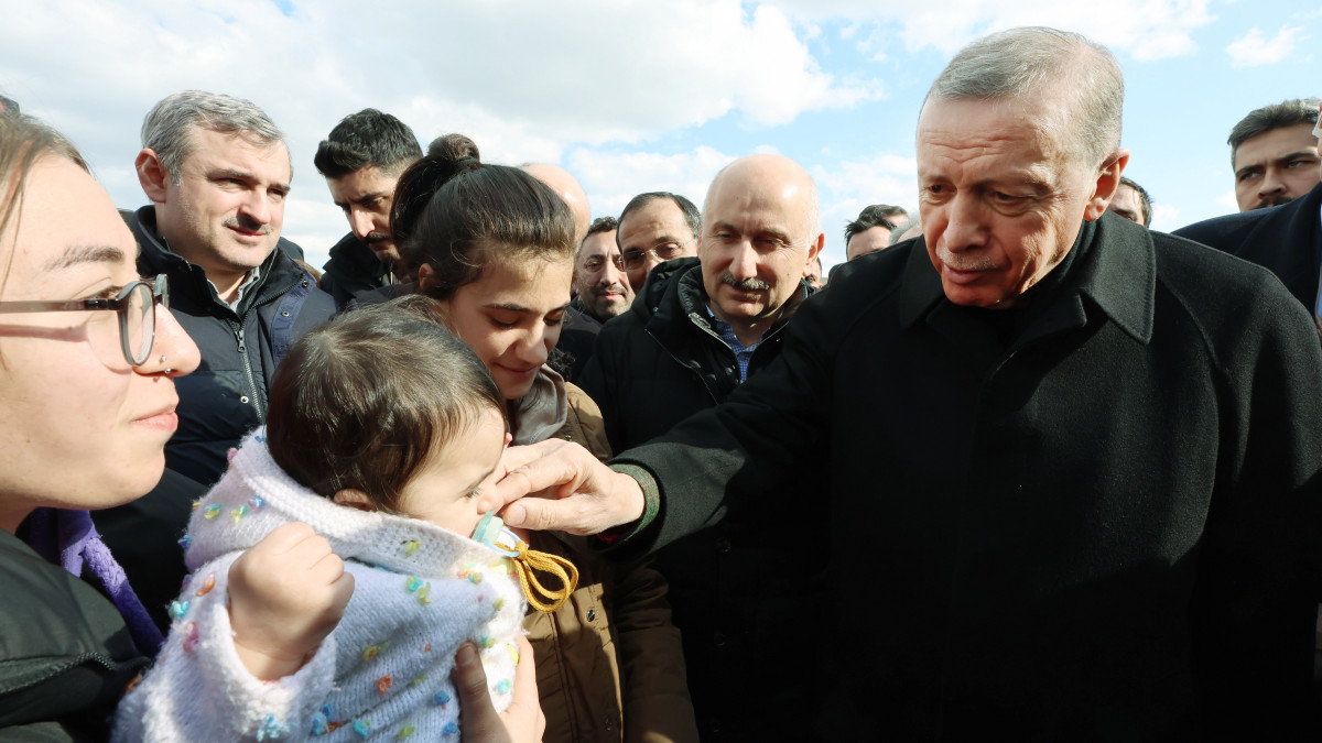 A török elnöki hivatal sajtóirodája által közreadott képen Recep Tayyip Erdogan török államfő (j) a földrengés miatt otthonuk elhagyására kényszerült emberek számára felállított sátorvárosban tesz látogatást a délkelet-törökországi Adiyamanban 2023. február 10-én. A négy nappal korábban bekövetkezett 7,8-as erősségű földrengésnek és az utórengéseknek a legfrissebb adatok szerint eddig több mint 20 ezer halálos áldozata és 75 ezer sérültje van Törökország délkeleti és Szíria északi részében.