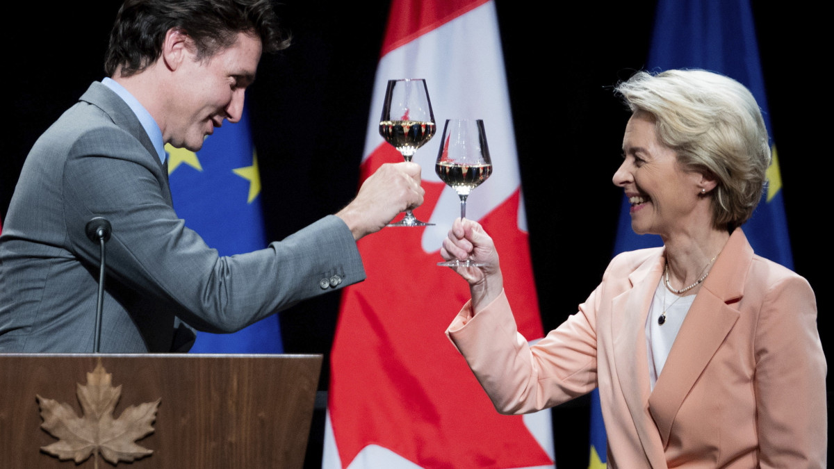 Ursula von der Leyen, az Európai Bizottság elnöke (j) és Justin Trudeau kanadai miniszterelnök koccint az ottawai Kanadai Hadtörténeti Múzeumban tartott fogadáson 2023. március 7-én.
