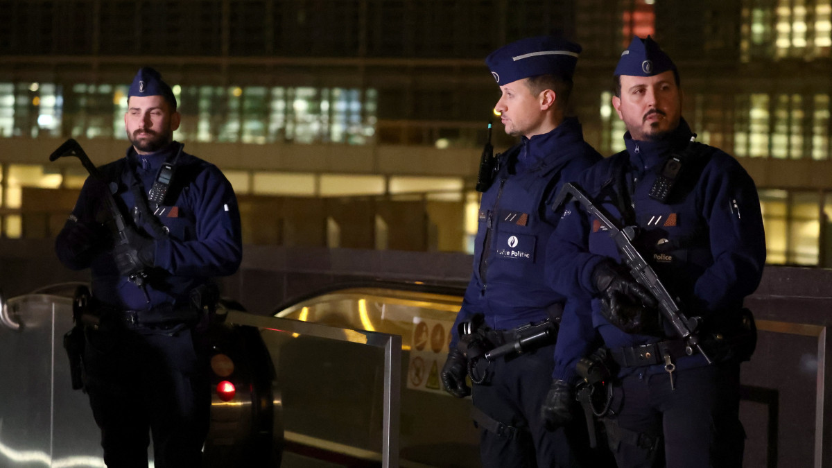 Fegyveres rendőrök biztosítják a helyszínt a brüsszeli metró Schuman téri megállójánál, az Európai Unió épületeinél 2023. január 30-án, miután egy férfi késsel megsebesített egy kiszállni kívánó nőt. A gyanúsítottat őrizetbe vették.