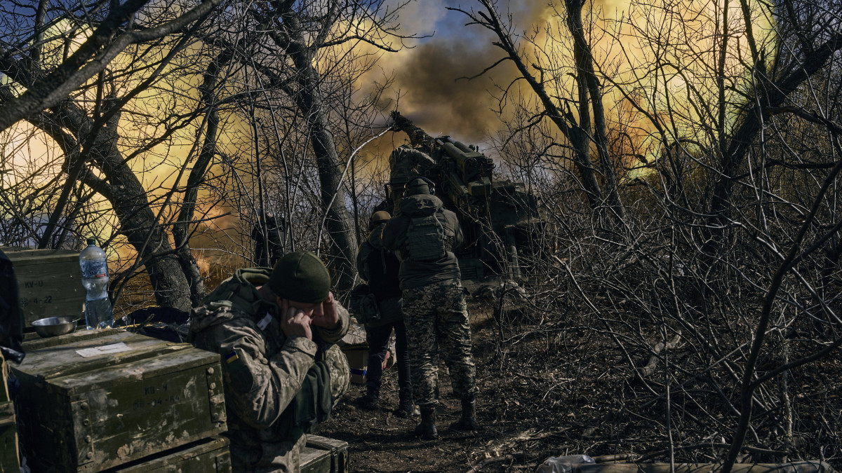 Ukrán önjáró tüzérségi jármű tüzet nyit a donyecki régióban lévő Bahmut település közelében húzódó frontvonalon 2023. március 5-én. Bahmutot az ukrán védelmi erők tartják ellenőrzésük alatt, míg az orosz egységek erőiket a környező települések irányában történő támadó műveletek végrehajtására összpontosítják.