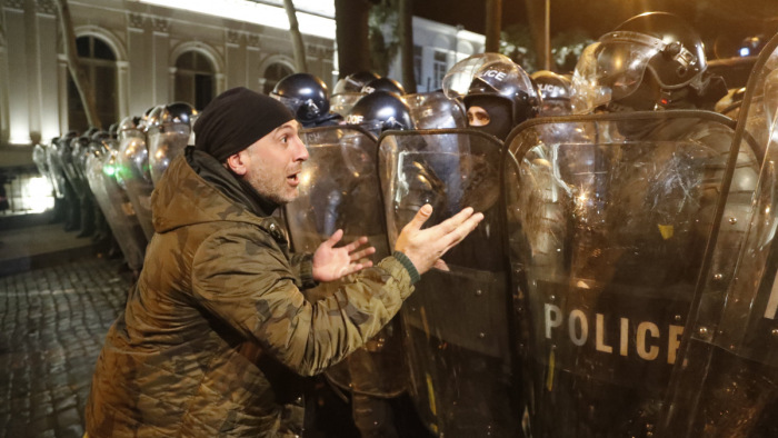 Áll a bál, az államfő is támogatja a tüntetőket Grúziában - képek