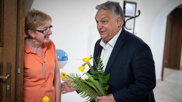 Nem lánykérés! – Orbán Viktor köszöntötte a Karmelita takarítónőit