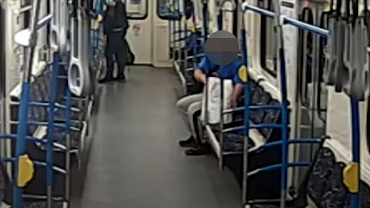 Koronavírus-fertőzöttségre utaló bakancsot hagyott a metrón – videó