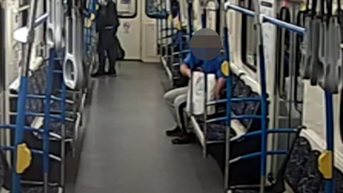 Koronavírus-fertőzöttségre utaló bakancsot hagyott a metrón – videó