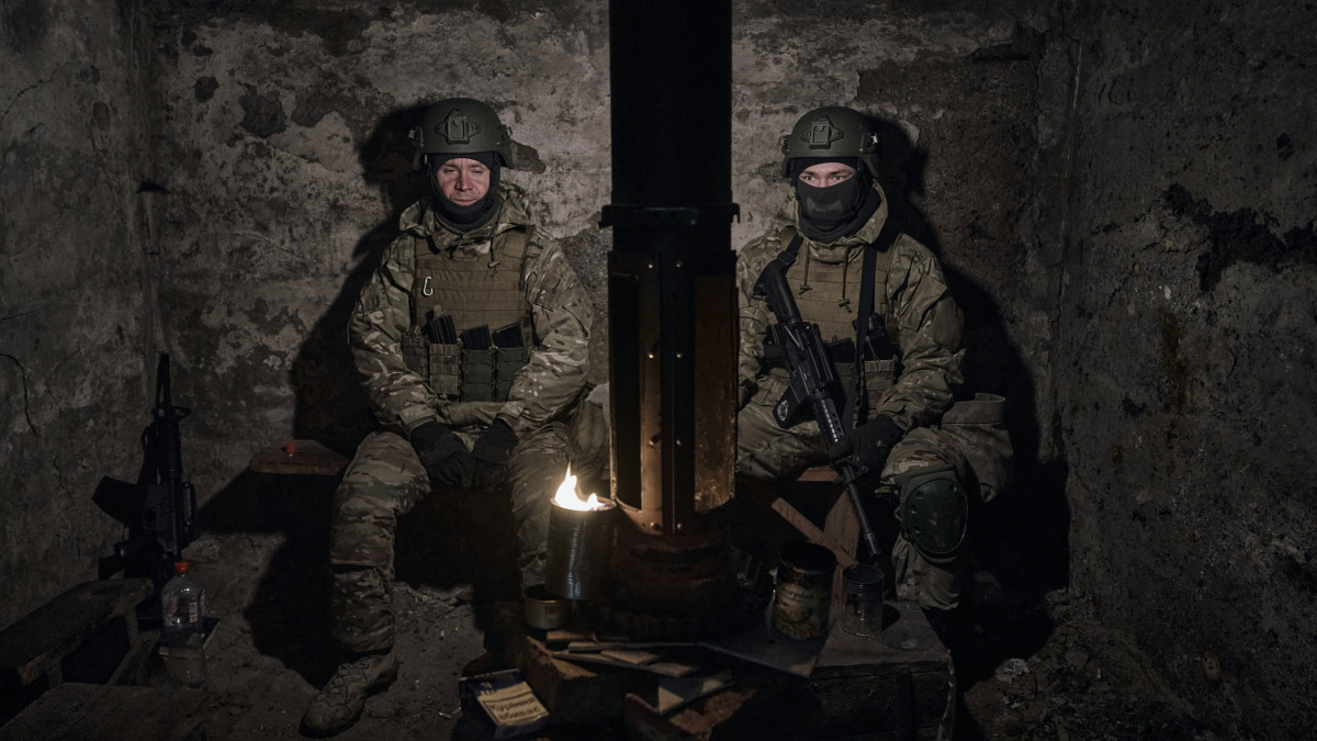 Ukrán önkéntesek pihennek szálláshelyükön az orosz erőkkel folytatott harcok szünetében a donyecki régióban fekvő, ostromgyűrűben lévő Bahmutban 2023. március 8-án. Bahmutot az ukrán védelmi erők tartják ellenőrzésük alatt, míg az orosz egységek erőiket a környező települések irányában történő támadó műveletek végrehajtására összpontosítják.