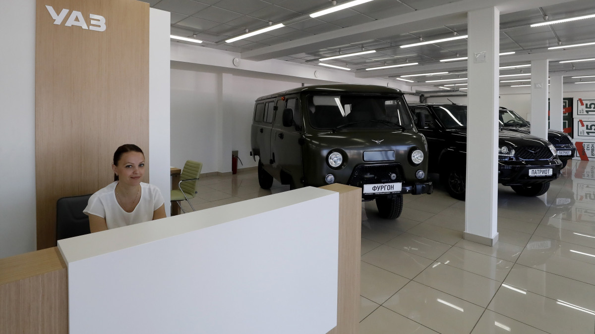 Értékesítésre váró UAZ gépjárművek egy szentpétervári autószalonban 2022. június 7-én. Az oroszországi autógyártás jelentősen csökkent a február 24-én indított ukrajnai háborúra válaszul bevezetett súlyos nyugati gazdasági szankciók miatt. Az Uljanovszki Autógyár, amely a SOLLERS autóipari csoporthoz (SOLLERS PJSC) tartozik, folytatja az UAZ járművek gyártását annak ellenére, hogy számos autógyártó bejelentette oroszországi üzleti tevékenységének felfüggesztését vagy korlátozását.