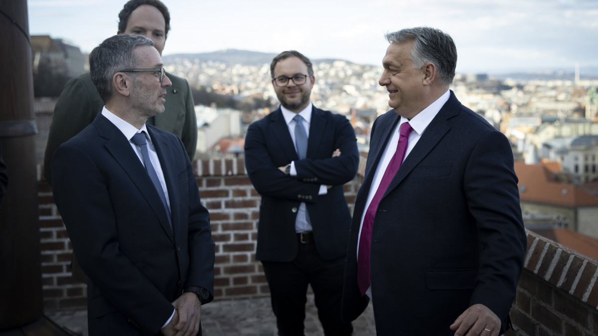 A Miniszterelnöki Sajtóiroda által közreadott képen Orbán Viktor miniszterelnök (j) fogadja Herbert Kicklt, az Osztrák Szabadságpárt (FPÖ) elnökét, frakcióvezetőjét (b) a Karmelita kolostorban 2023. március 9-én. Középen Orbán Balázs, a kormányfő politikai igazgatója.