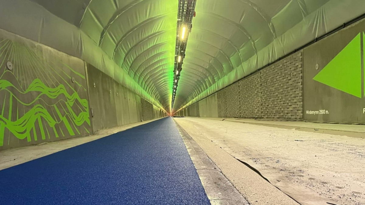 A norvégiai Bergen városában épült 2,9 km hosszú gyalogos/kerékpáros alagút. Forrás:Twitter/Andrei Cio