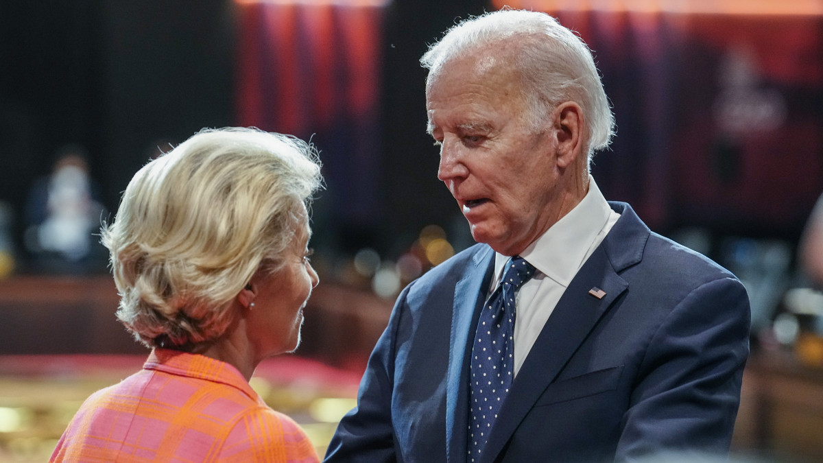 15 November 2022, Indonesia, Nusa Dua: Joe Biden, President of the United States of America USA, and Ursula von der Leyen, President of the European Commission, talk at the Partnership for Global Infrastructure an Investment (PGII) side event at the G20 Summit. The group of the G20, the strongest industrialized nations and emerging economies, is meeting for two days on the Indonesian island of Bali. Photo: Kay Nietfeld/dpa (Photo by Kay Nietfeld/picture alliance via Getty Images)