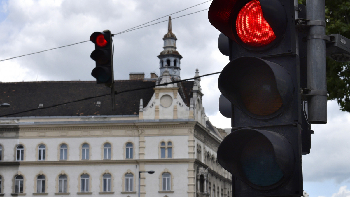 Piros jelzést mutat egy közlekedési lámpa a Bajcsy-Zsilinszky úton. MTVA/Bizományosi: Róka László  *************************** Kedves Felhasználó!