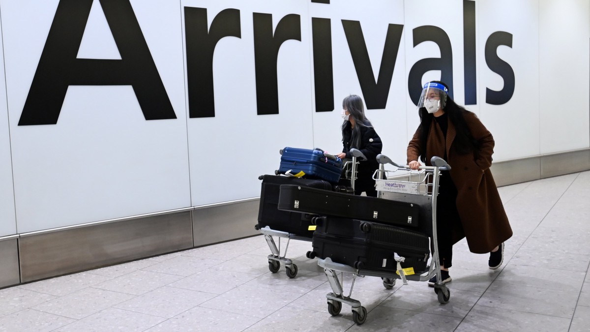 Kínából érkező utasok a londoni Heathrow repülőtéren 2023. január 4-én. Másnaptól a brit kormány az indulás előtti két napnál nem régebbi negatív eredményű koronavírusteszt birtokában engedi csak a Kínából érkezők belépését az országba. A korlátozás előzménye, hogy december 7-én Kína radikálisan enyhítette a koronavírus-járvány miatt életbe léptetett, világszerte a legszigorúbbak között nyilvántartott szigorításokat, és azóta egyre növekszik a vírusfertőzöttek száma az országban.