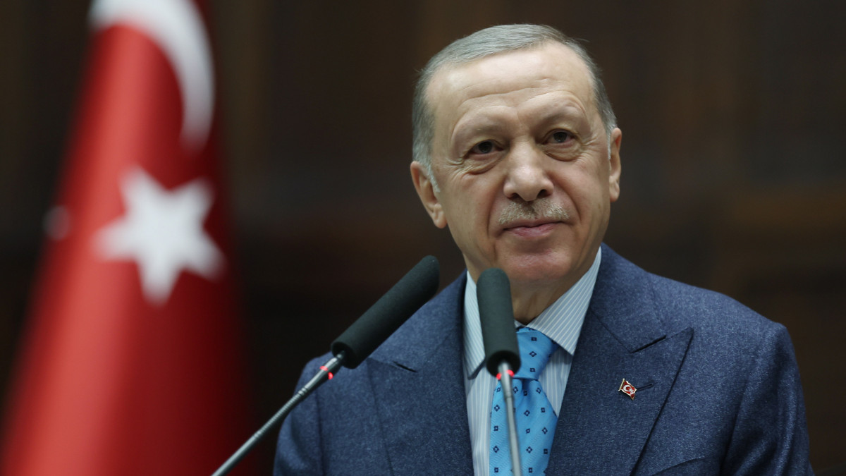 A török elnöki hivatal sajtóirodája által közreadott képen Recep Tayyip Erdogan török államfő részt vesz a kormányzó Igazság és Fejlődés Pártja (AKP) parlamenti frakciójának ülésén Ankarában 2023. január 18-án. Erdogan bejelentette, hogy az elnökválasztást a tervezettnél egy hónappal korábban, május 14-én fogják rendezni.