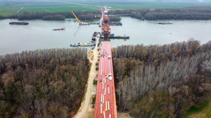Fontos szakaszához érkezett az új Duna-híd építése – videó