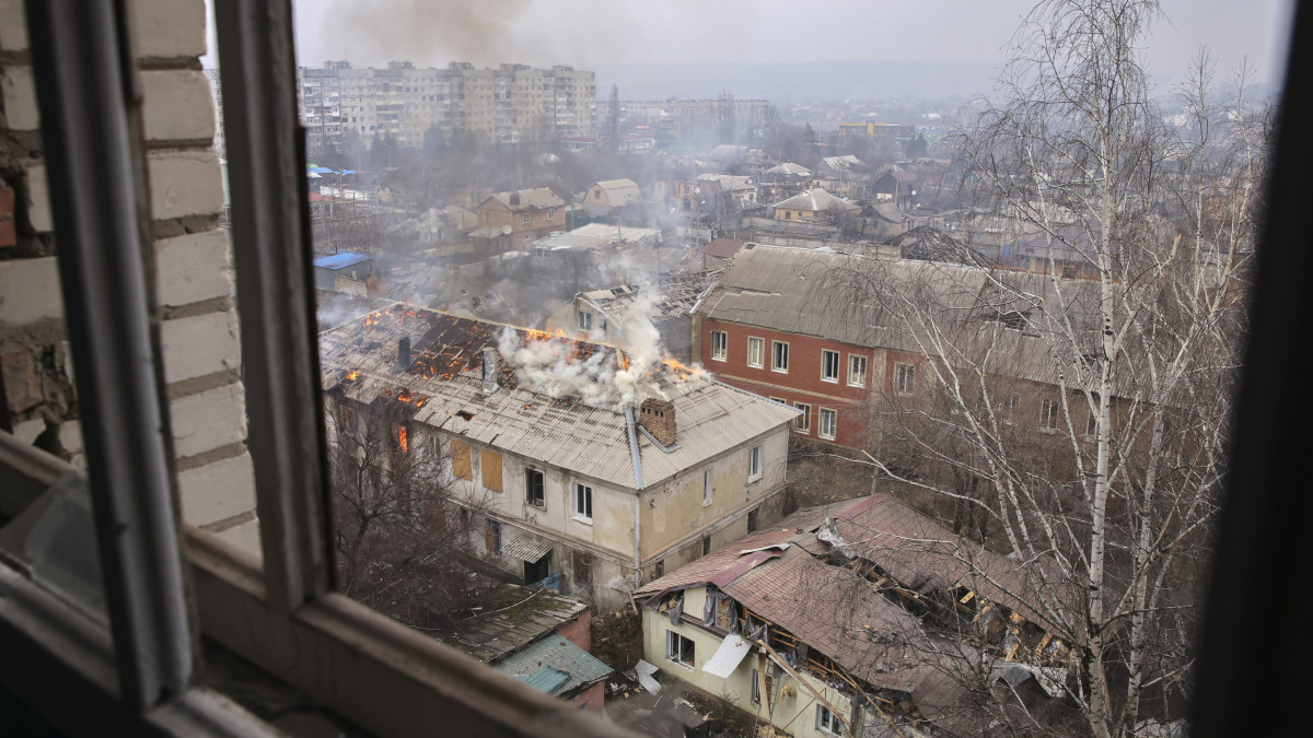 Égő ház a kelet-ukrajnai Donyecki területen fekvő, az orosz hadsereg által ostromlott Bahmutban 2023. február 27-én.