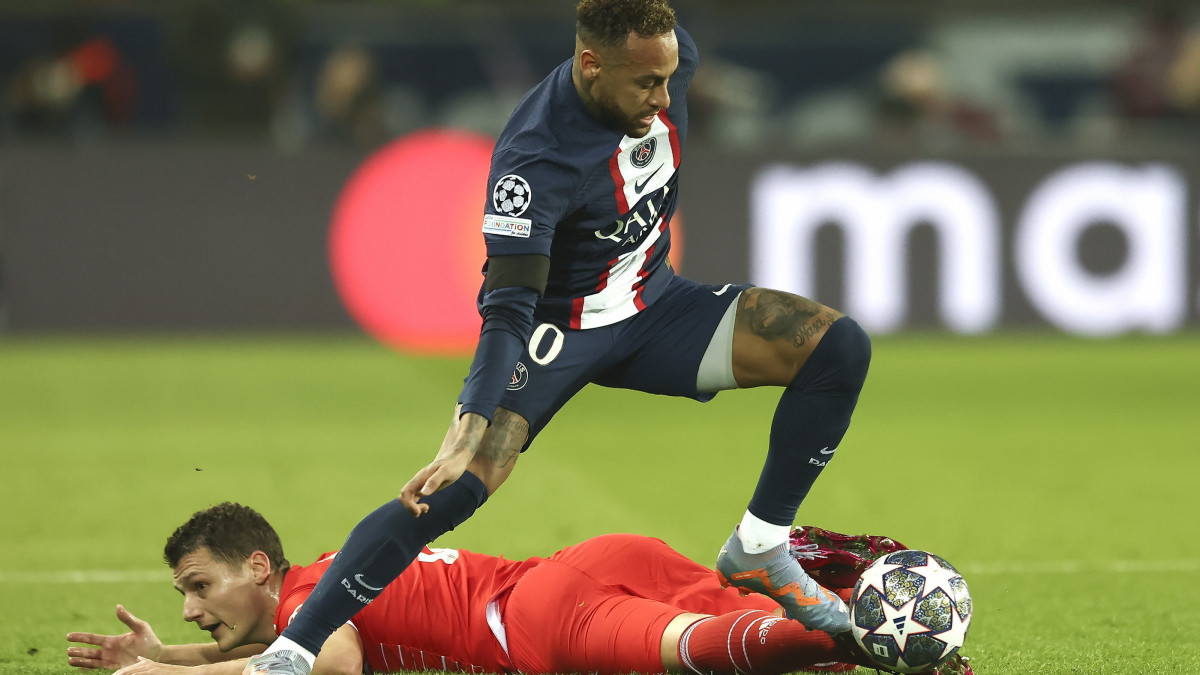 Neymar, a Paris Saint-Germain játékosa (felül) a labdarúgó Bajnokok Ligája nyolcaddöntőjének első, Paris Saint-Germain-Bayern München mérkőzésén Párizsban 2023. február 14-én.