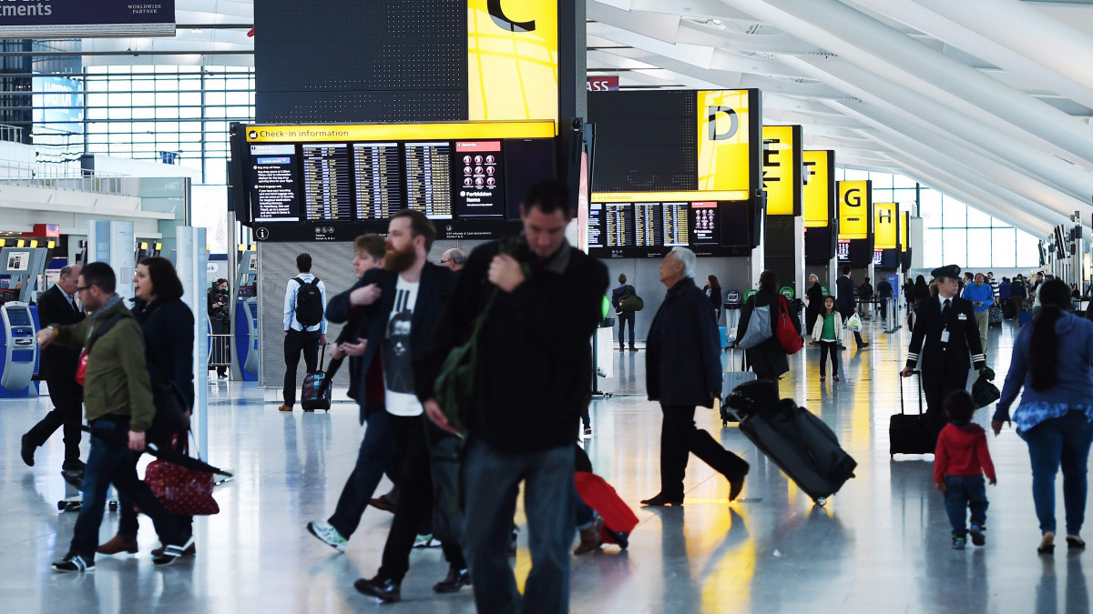 London, 2014. október 14.Utasok a Heathrow repülőtéren Londonban 2014. október 14-én. A Heathrow 1-es terminálon ezen a napon megkezdődött azoknak a beutazóknak az egészségi szűrése, akik érkezésük előtt az Ebola-járvány sújtotta nyugat-afrikai térségben jártak. (MTI/EPA/Andy Rain)