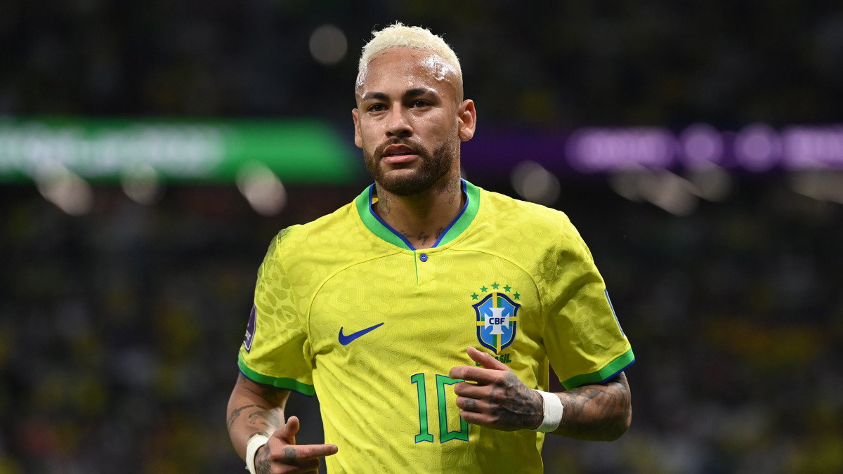 A brazil Neymar a katari labdarúgó-világbajnokság negyeddöntőjében játszott Horvátország-Brazília mérkőzésen az ar-rajjáni Egyetemvárosi Stadionban 2022. december 9-én.