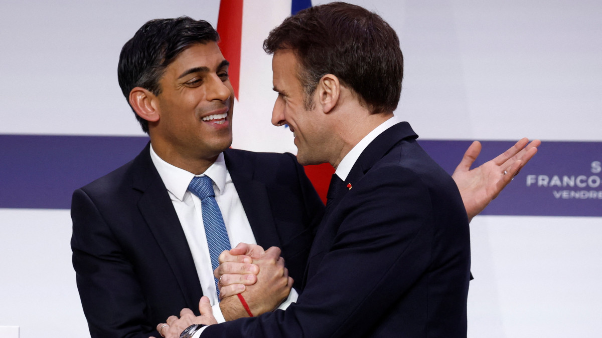 Emmanuel Macron francia elnök (j) és Rishi Sunak brit miniszterelnök a tárgyalásai utáni sajtóértekezleten a párizsi államfői rezidencián, az Elysée-palotában 2023. március 10-én.
