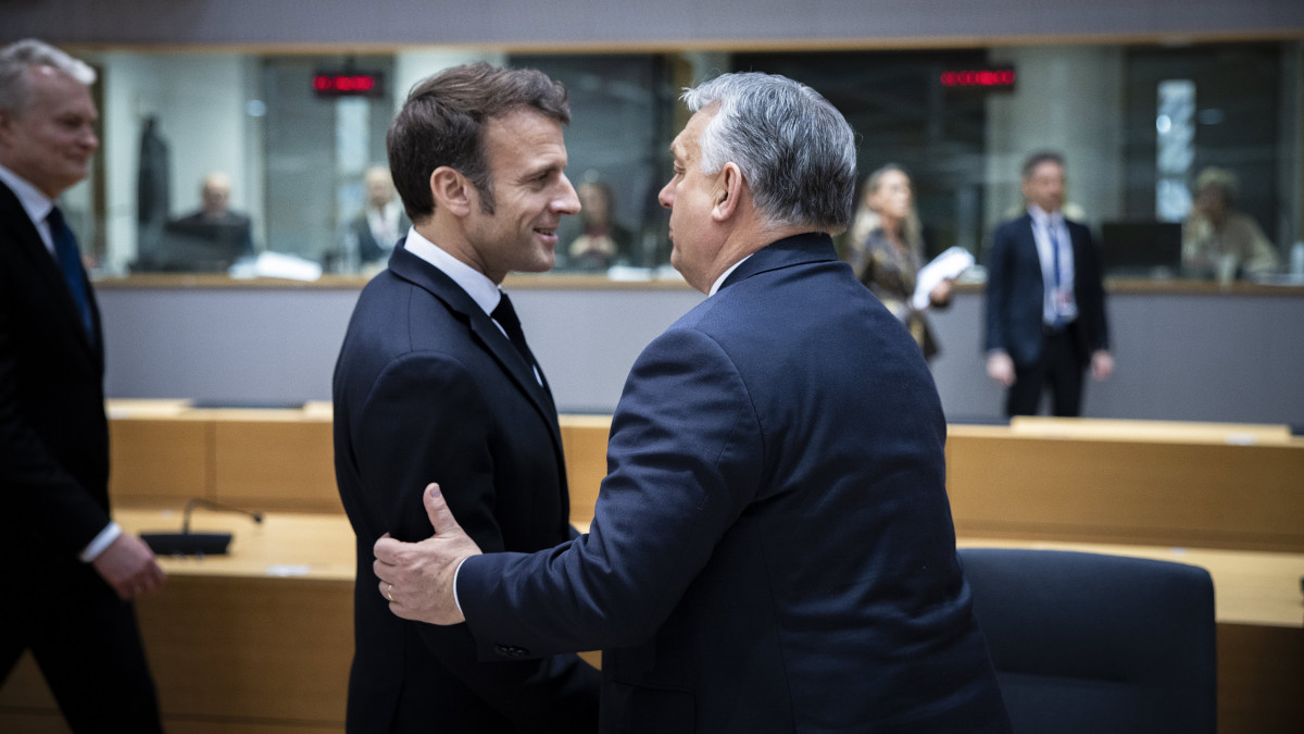 A Miniszterelnöki Sajtóiroda által közreadott képen Orbán Viktor miniszterelnök (j) és Emmanuel Macron francia elnök az európai uniós tagországok állam- és kormányfői kétnapos találkozójának első napján Brüsszelben 2023. február 9-én. 