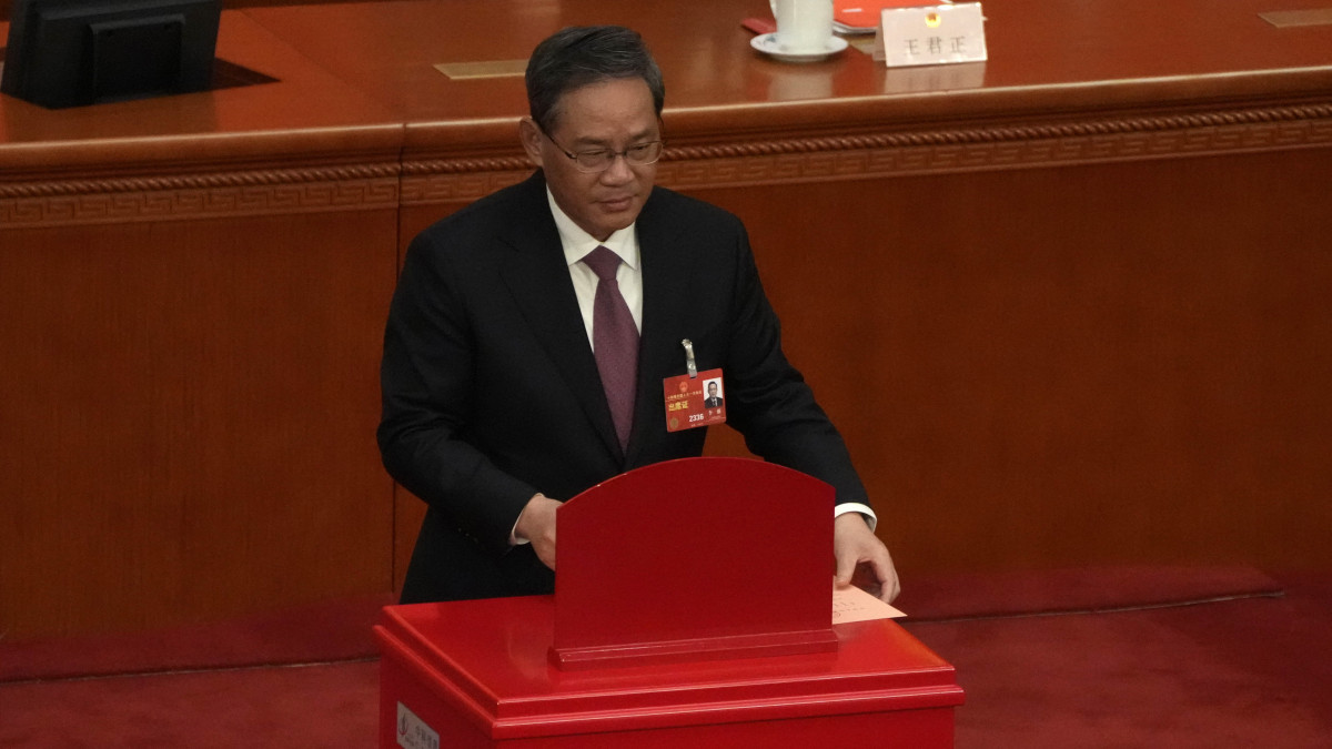 Li Csiang miniszterelnök-jelölt leadja szavazatát az Országos Népi Gyűlésben, a parlamentben tartott elnökválasztáson a pekingi Nagy Népi Csarnokban 2023. március 10-én.