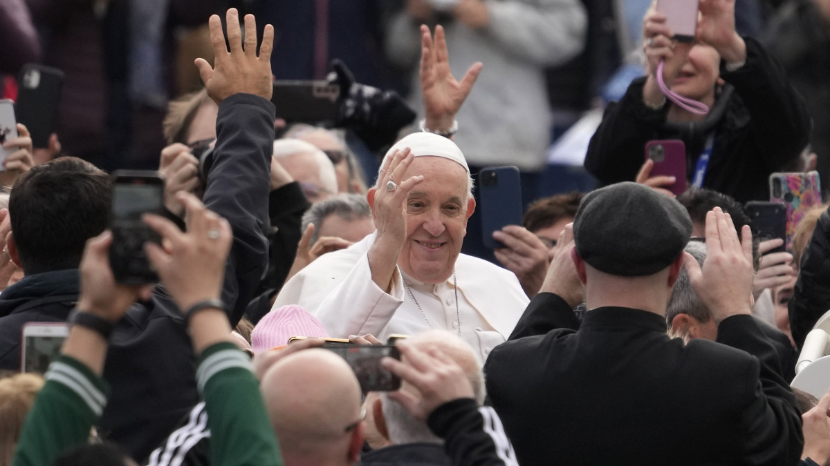 Ferenc pápa heti általános audienciájára érkezik a vatikáni Szent Péter téren 2023. március 8-án.