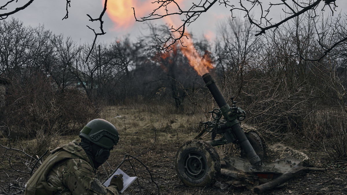 Ukrán önkéntesek orosz állásokat lőnek aknavetővel  a donyecki régióban fekvő, ostromgyűrűben lévő Bahmutban 2023. március 8-án. Bahmutot az ukrán védelmi erők tartják ellenőrzésük alatt, míg az orosz egységek erőiket a környező települések irányában történő támadó műveletek végrehajtására összpontosítják.