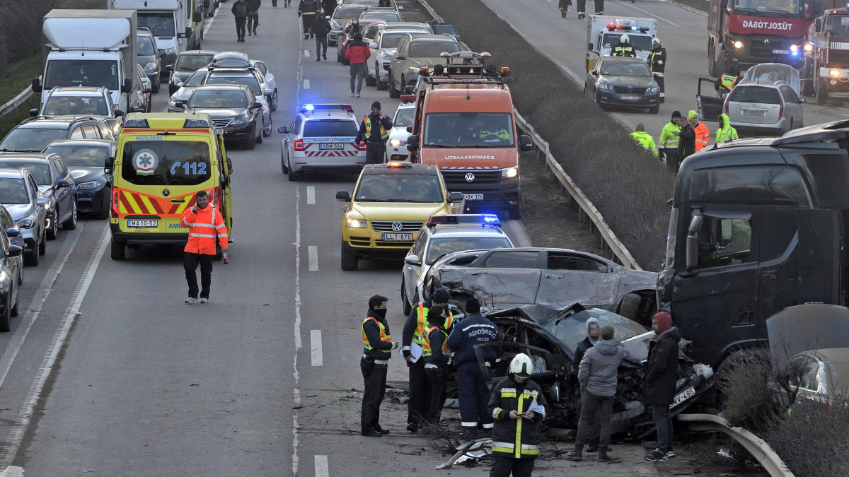 Torlodó gépjárművek az M1-es autópályán Herceghalomnál, ahol öt kamion és 37 autó ütközött össze, mindkét irányban lezárták az autópályát 2023. március 11-én. A balesetben érintett öt kamion és 37 személygépkocsi közül 19 jármű kiégett, és összesen 26 ember sérült meg. Közülük hatan életveszélyesen, heten pedig súlyosan sérültek.