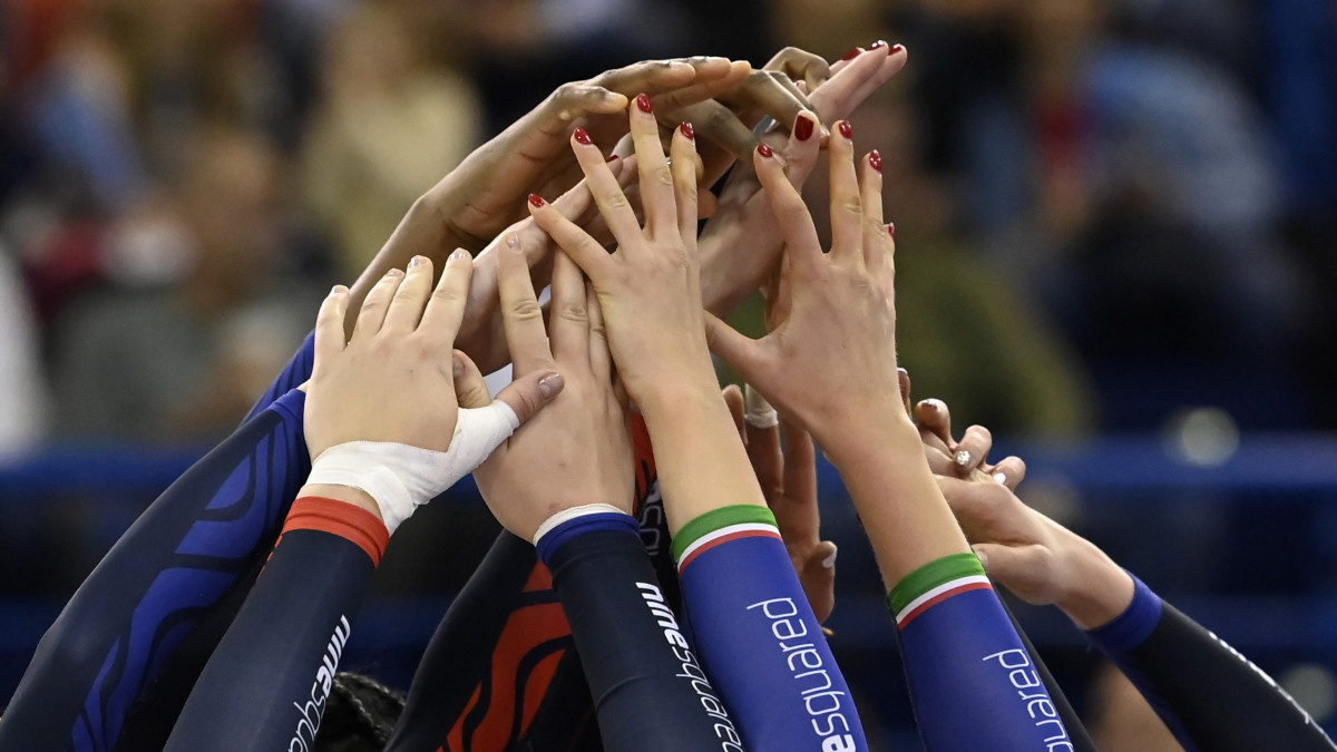 A Vasas Óbuda játékosai ünnepelnek, miután csapatuk 3-1-re győzött a Szent Benedek Röplabda Akadémia ellen a röplabda női Magyar Kupa döntőjében, és ezzel elnyerte a kupát az Érd Arénában 2022. március 12-én.