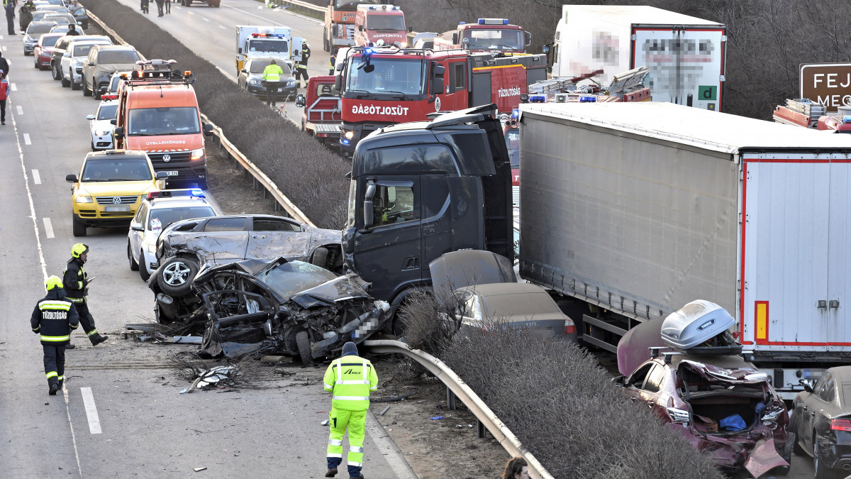 Összeroncsolódott gépjárművek az M1-es autópályánál Herceghalomnál, ahol öt kamion és 37 autó ütközött össze, mindkét irányban lezárták az autópályát 2023. március 11-én. A balesetben érintett öt kamion és 37 személygépkocsi közül 19 jármű kiégett, és összesen 26 ember sérült meg. Közülük hatan életveszélyesen, heten pedig súlyosan sérültek.