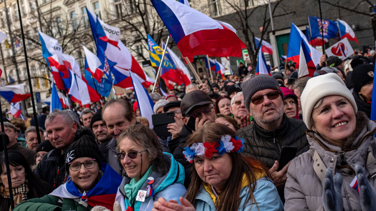 Kormányellenes tüntetők a magas infláció ellen tiltakoznak és az Oroszország által megtámadott Ukrajna katonai támogatásának leállítását követelik a prágai Vencel téren 2023. március 11-én.