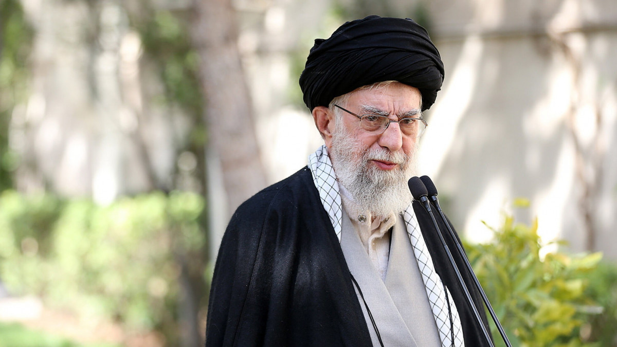 Az iráni legfőbb vezető hivatalának felvételén Ali Hamenei ajatolláh, Irán legfőbb vallási és politikai vezetője beszédet mond, miután elültetett egy facsemetét az úgynevezett nemzeti faültetési nap alkalmából a teheráni hivatalának kertjében 2023. március 6-án. Hamenei megbocsáthatatlan bűntettnek nevezte az iráni diáklányok ellen elkövetett mérgezéses támadásokat. Hivatalos adatok szerint Iránban az elmúlt három hónapban 52 intézményben összesen több mint ezer gázmérgezés történt. A hatóságok szerint a gáztámadásokat bosszúból követték el a diáklányok ellen, amiért részt vettek a hidzsáb, a muszlim fejkendő kötelező viselését ellenző tüntetéseken. A hatóságok vizsgálatot indítottak az ügyben.